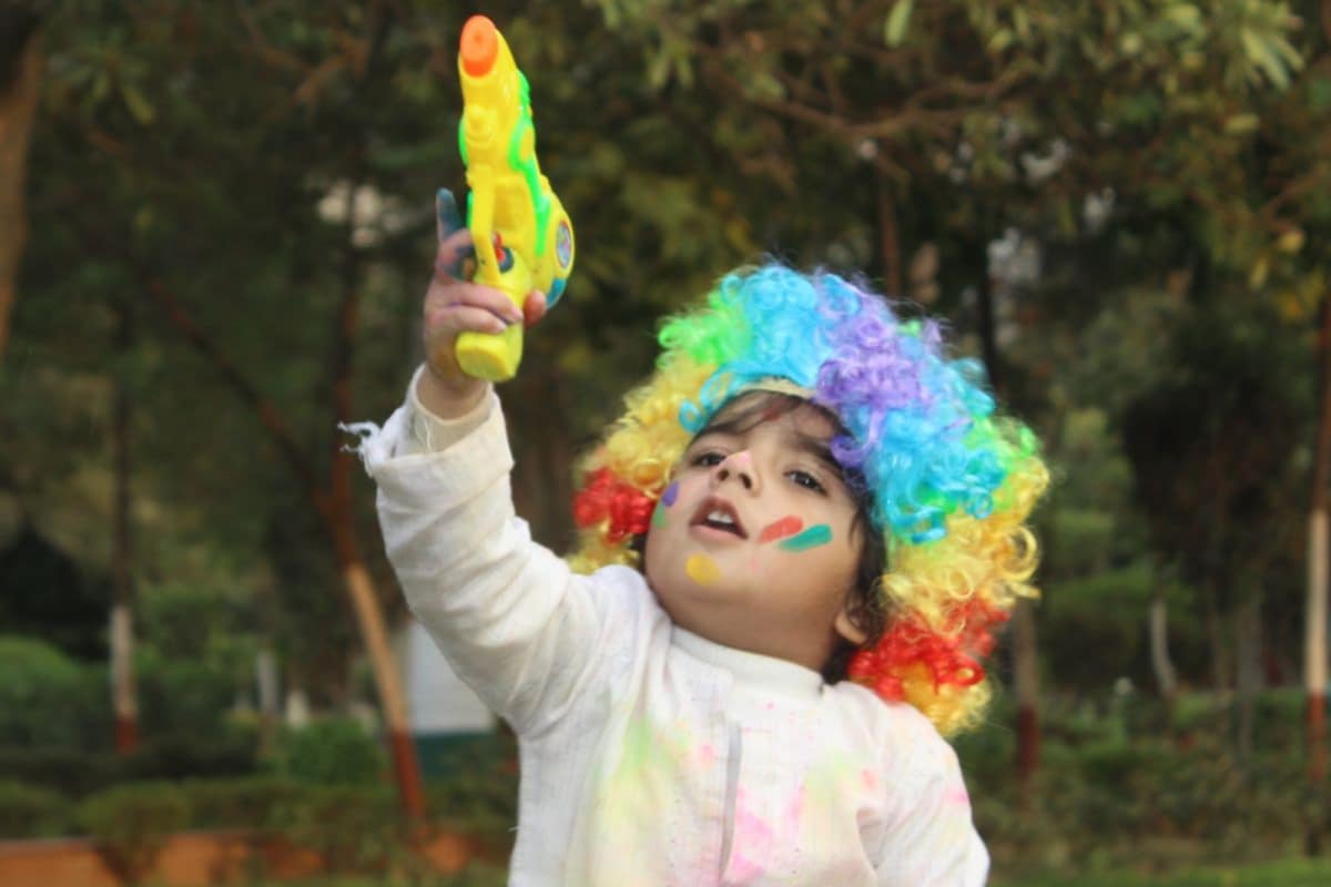 childcare tips for holi 16774805213x2