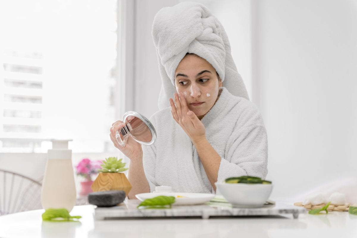 front view woman applying face cream 16772500413x2 syHVgG