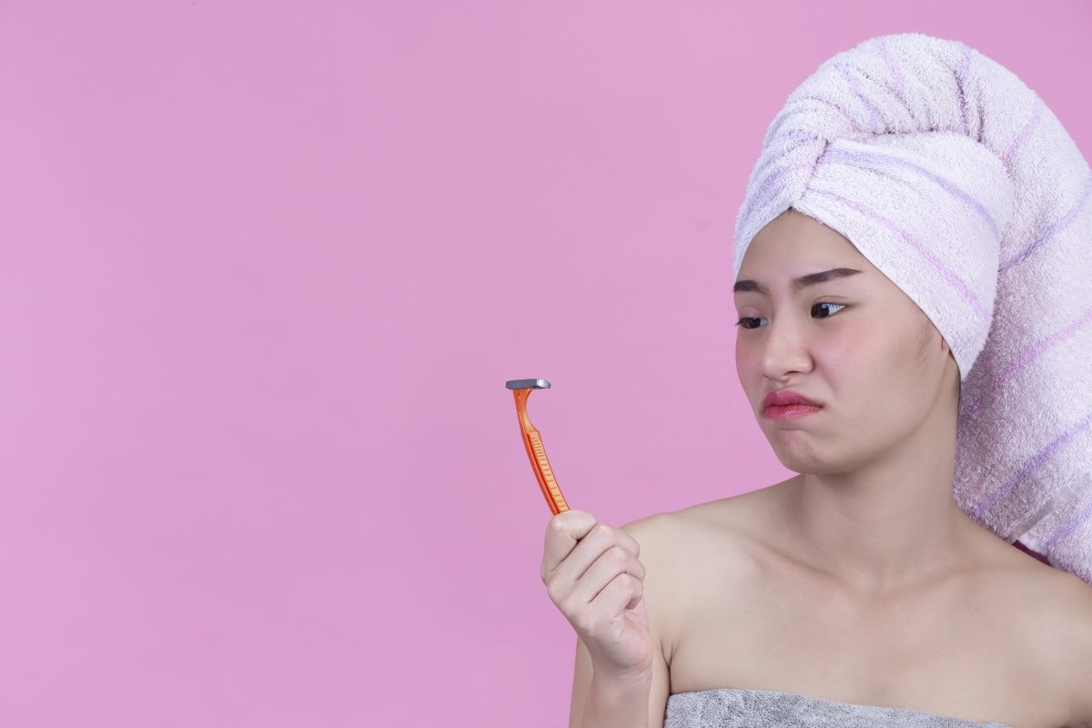 young girl is holding shaver feeling bored rest roon pink wall 16775658293x2 ZvD63p