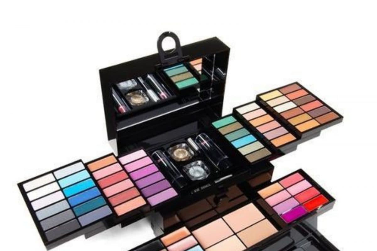 makeup 16465857093x2 3Wjq4A